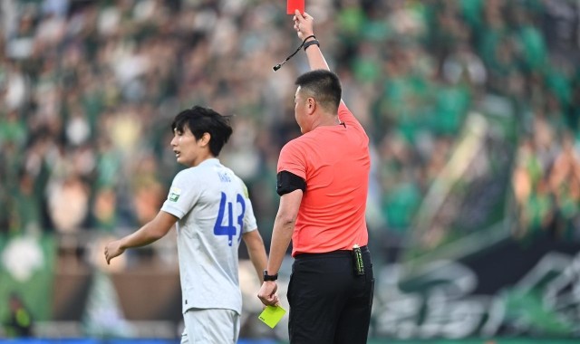 申花1比1战平浙江队，杨皓宇赛后被球迷质疑，直言他以后别上了